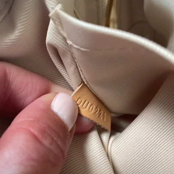 AUTHENTIC LOUIS VUITTON BAG - Picture 8 of 16